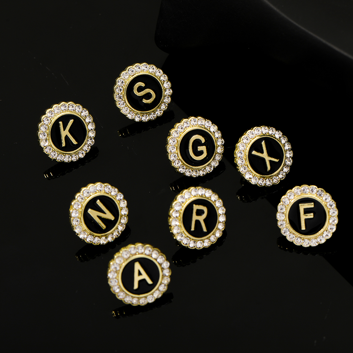 Shiny 26 Alphabet Crystal Roun - Embroidery Letter M incelemesi ve fiyatı